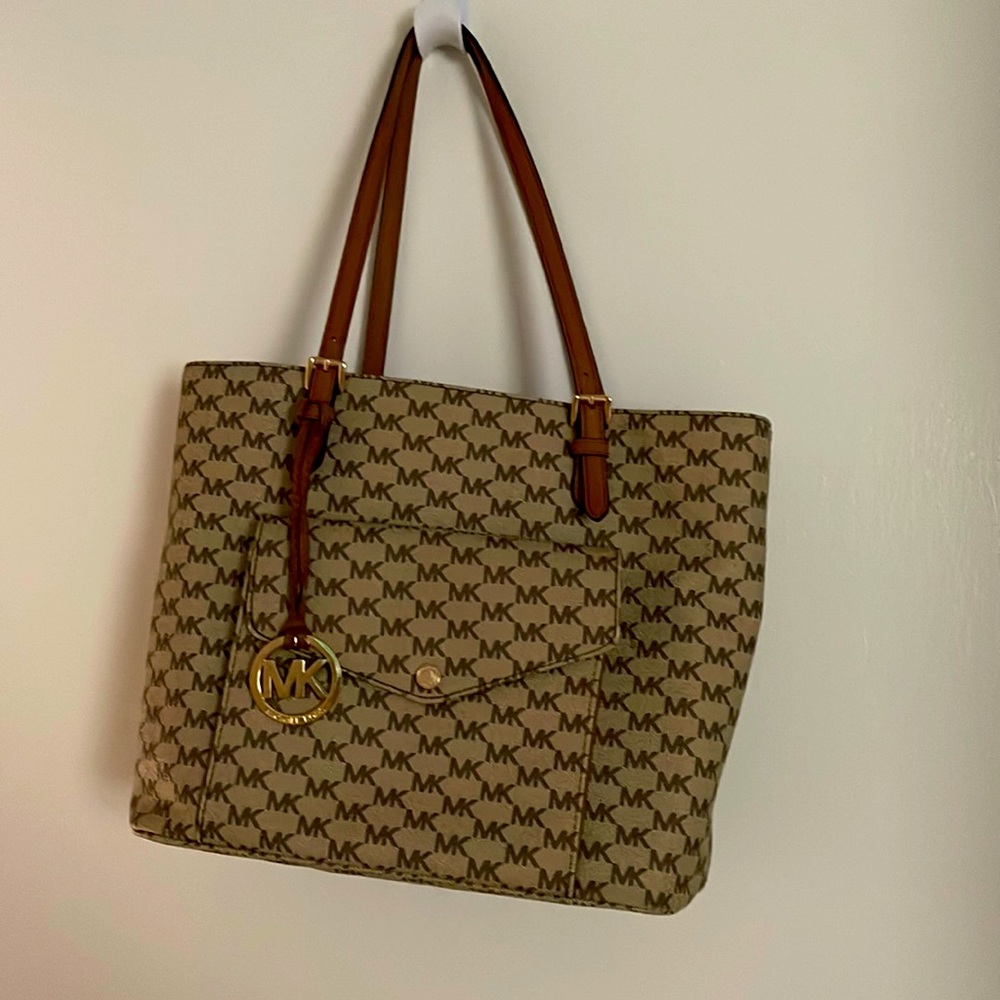 Great MK bag for travel, work,shopping. Built in credit card holder outer pocket